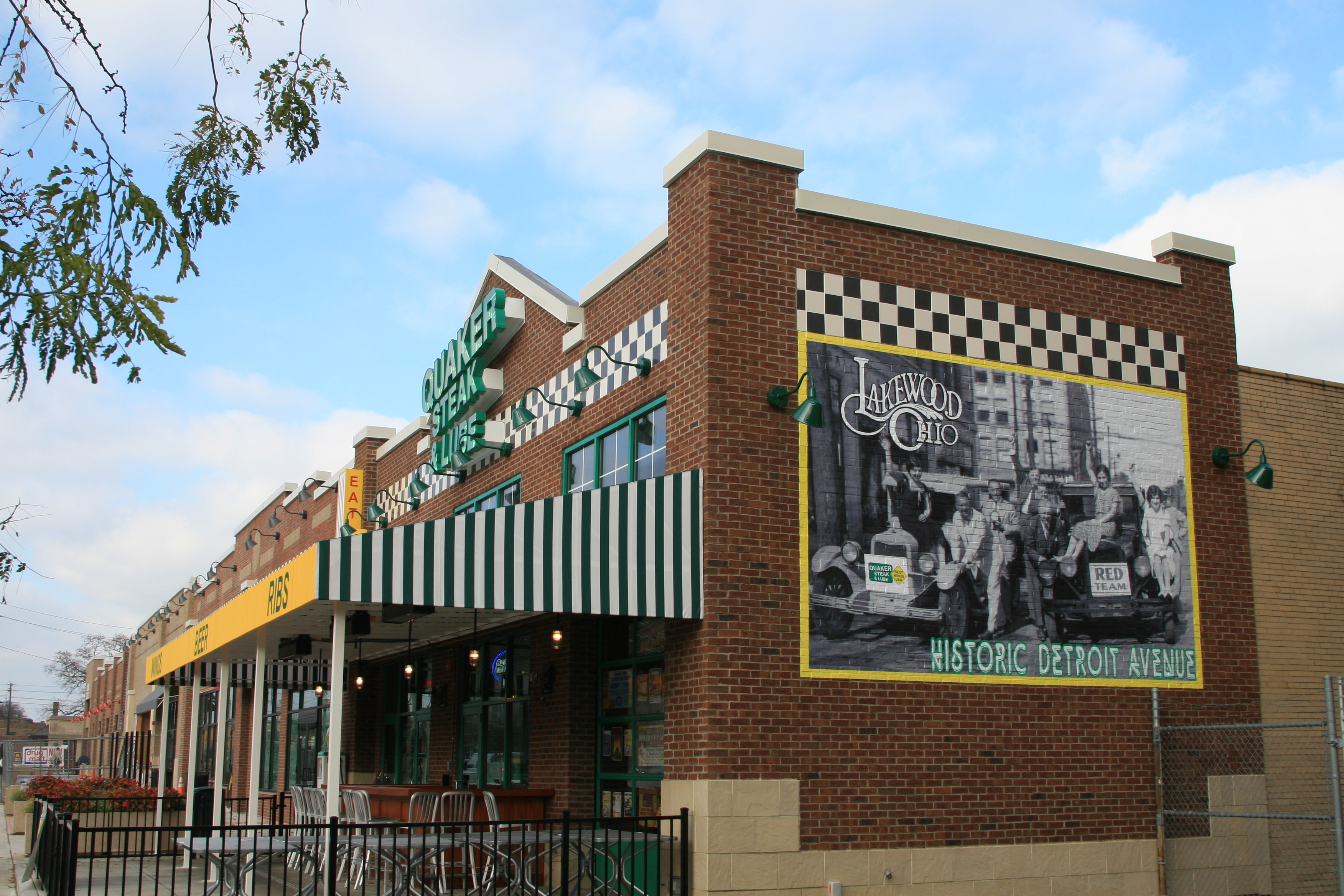 quaker steak and lube exterior shot