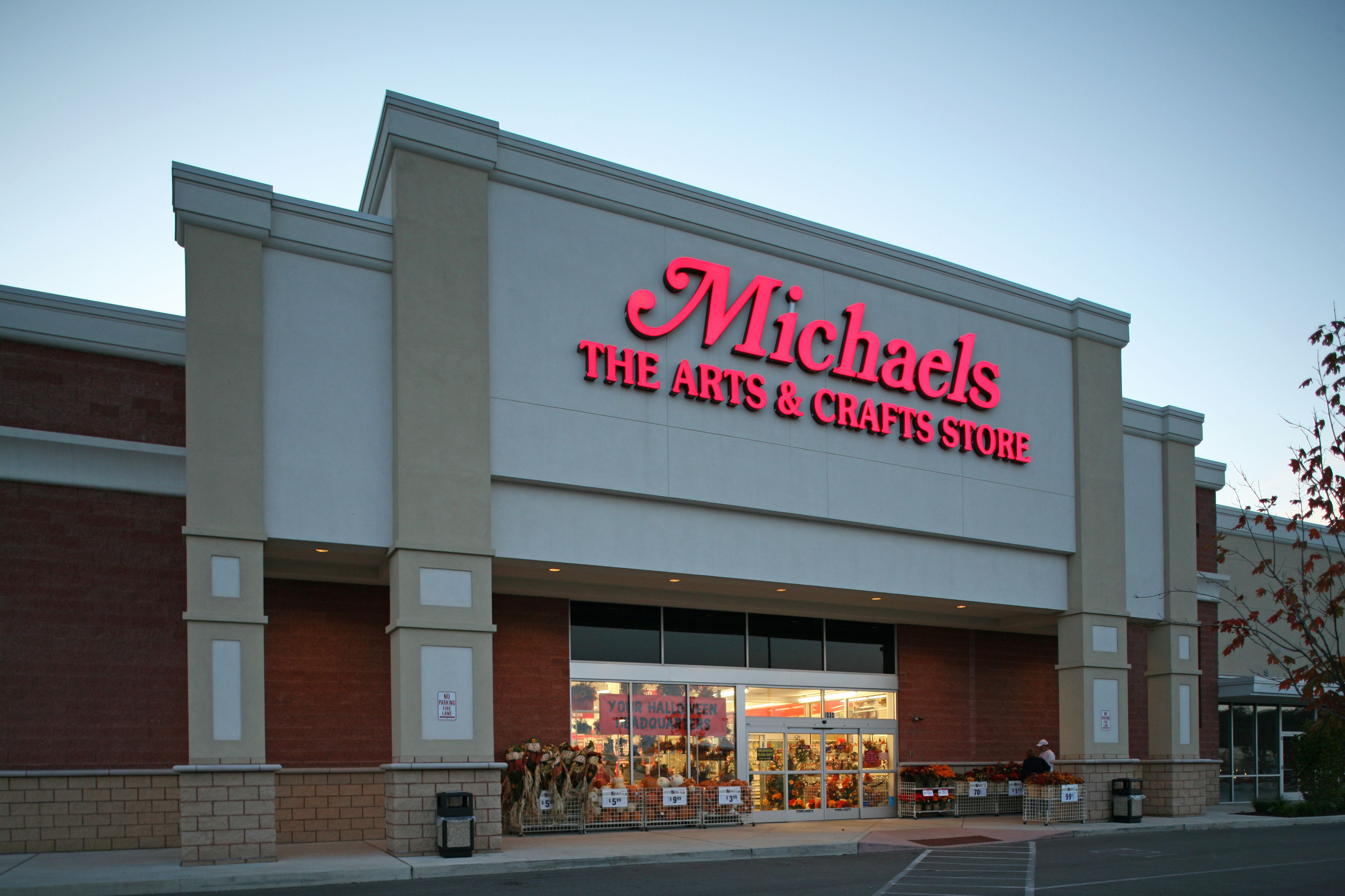 michaels craft store exterior shot 